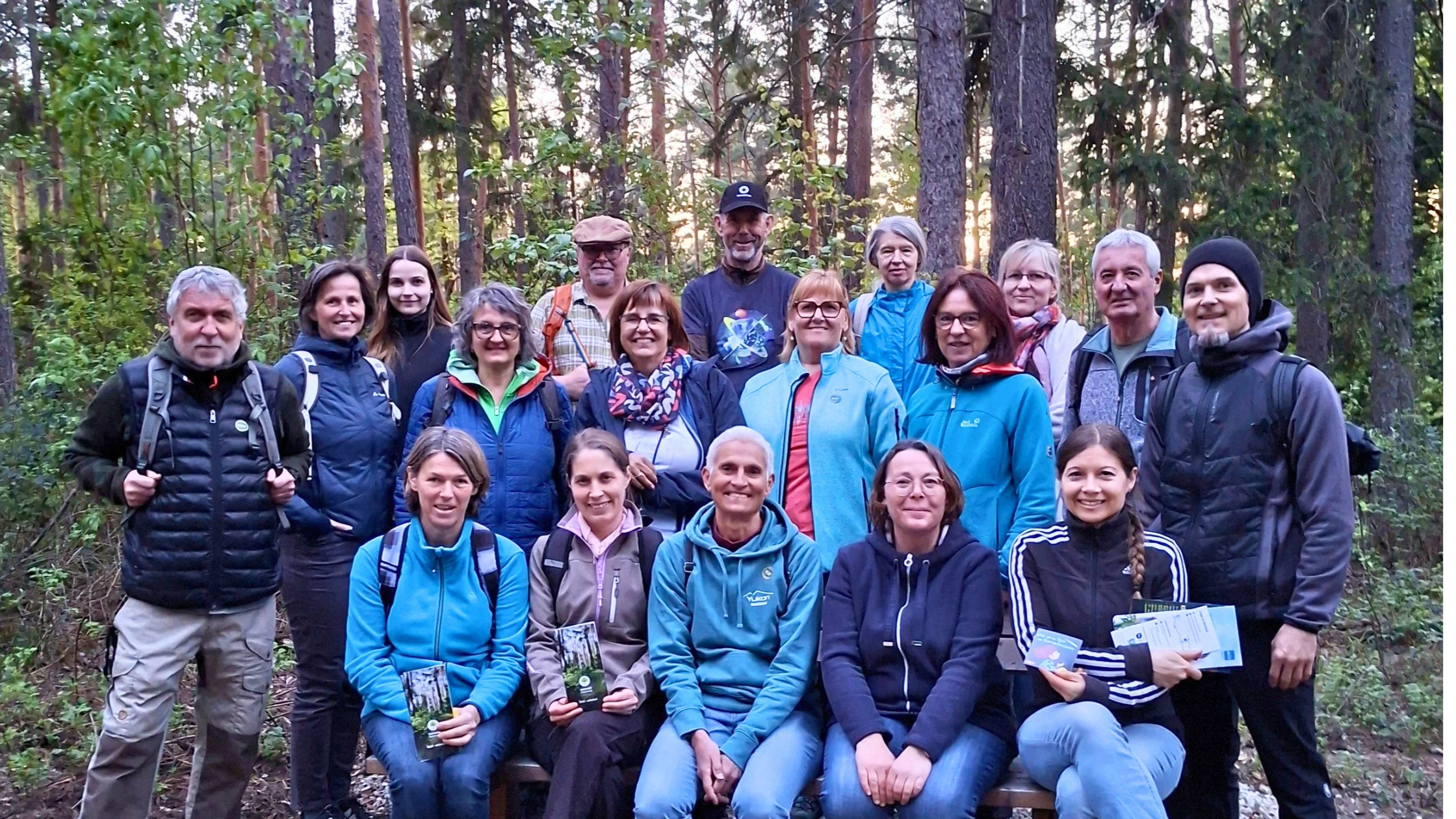 Eine Gruppe an Besuchern im Heilwald G&ouml;ttweig